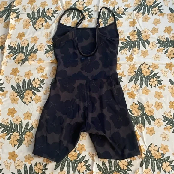 Benoa Body Floral Camo 5” Actuve Romper - Picture 2 of 3